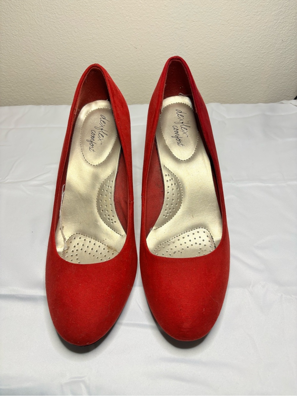 dexflex comfort Red Round-Toe Pumps